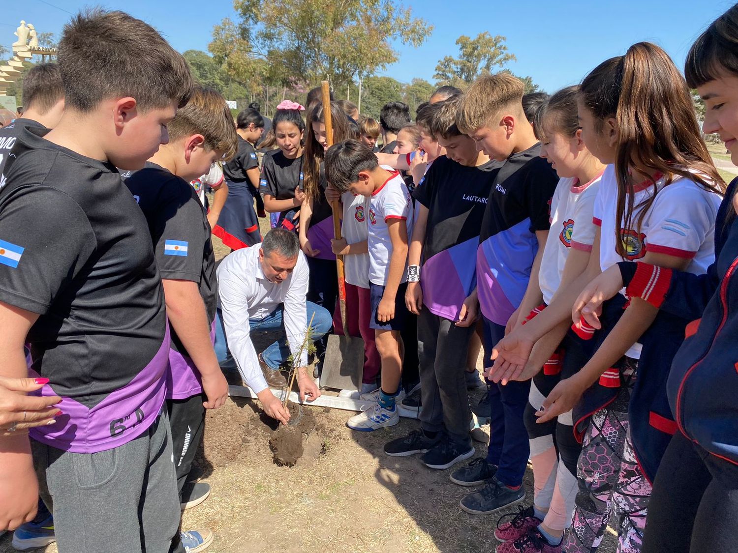 Alumnos de sexto grado junto al intendente Tevez plantaron 70 ejemplares