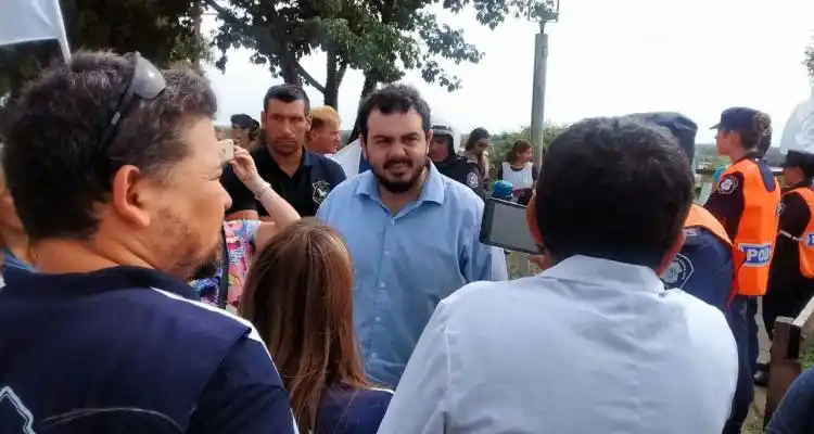 Jonathan Galván recibió el petitorio del Frente Docente local en lugar de Marcos Peña