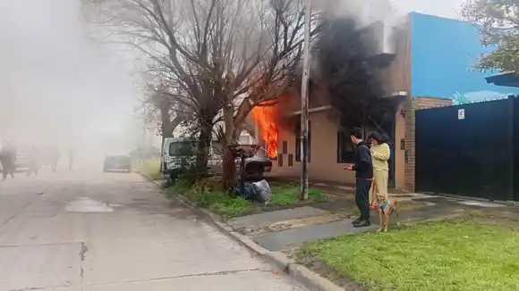 Se incendió una vivienda en Villa Lourdes: la familia perdió todo
