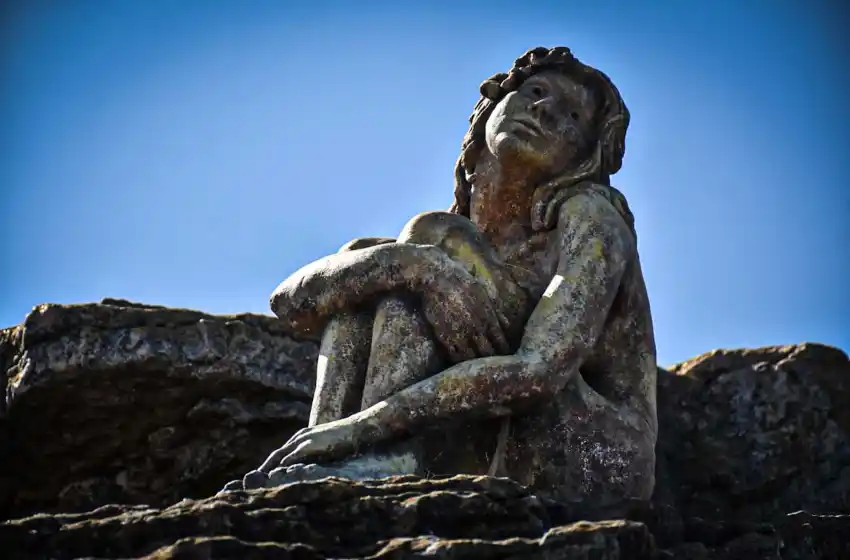 Chau misterio: apareció el artista de la escultura en Mar del Plata y sorprendió a todos