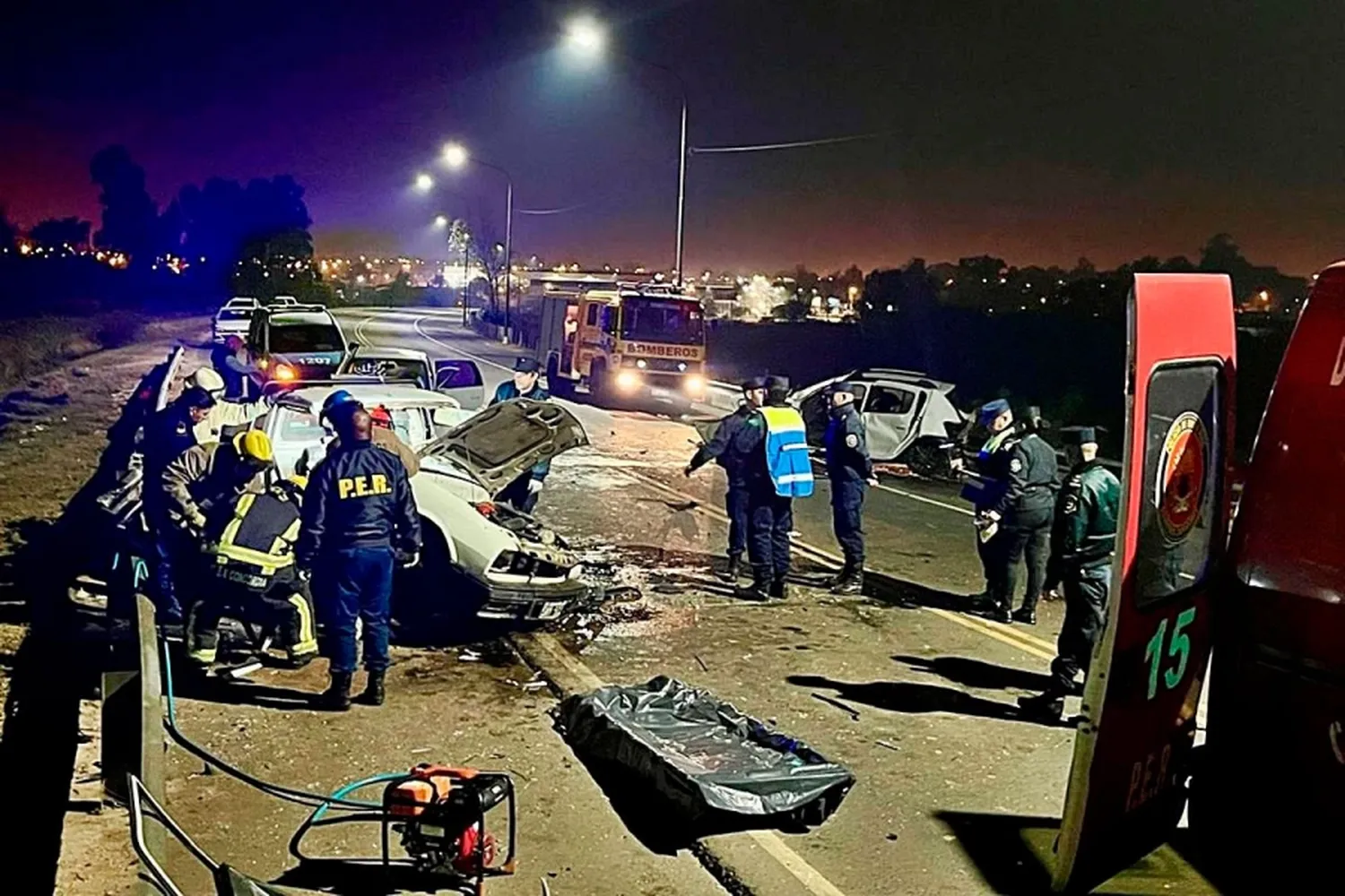 Un muerto y cuatro heridos graves tras un trágico accidente entre tres autos