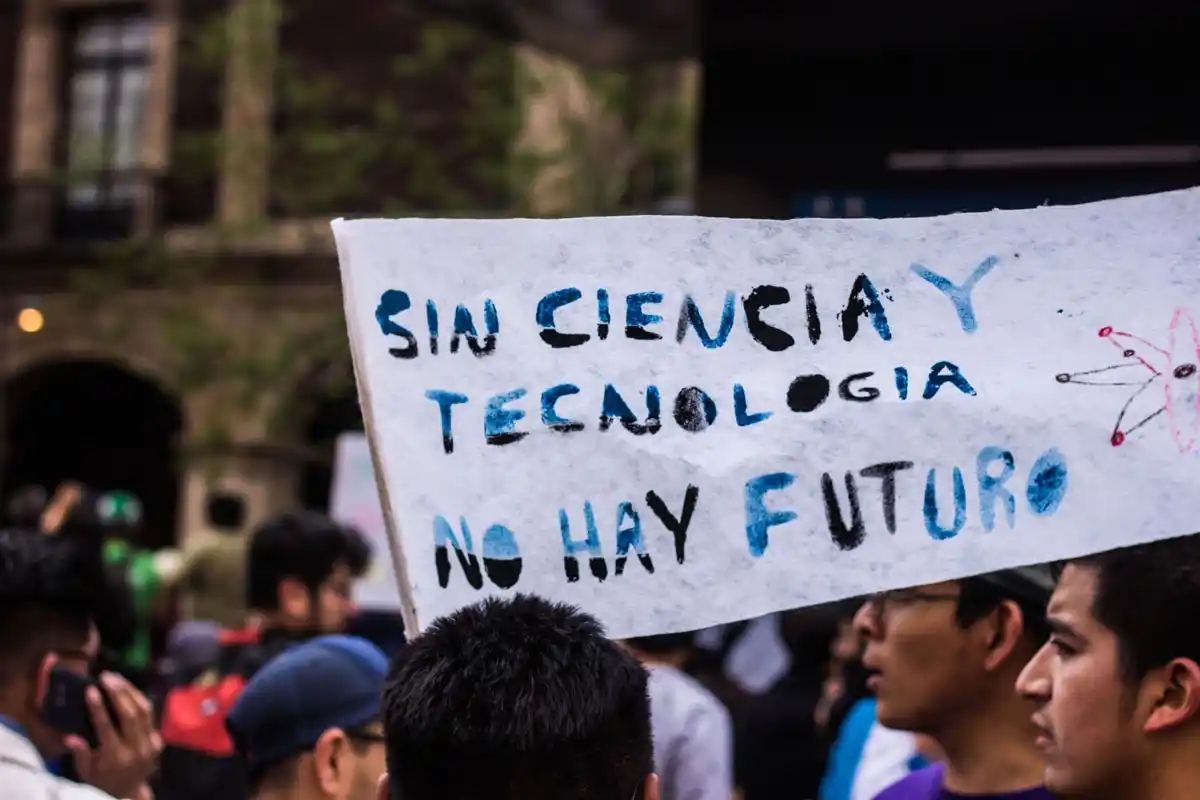 Granada advirtió sobre el "caos" en la ciencia argentina