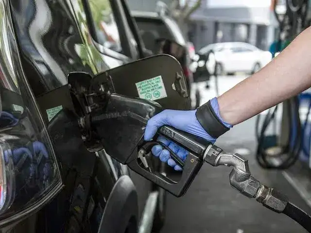 Congelan el precio de los combustibles.