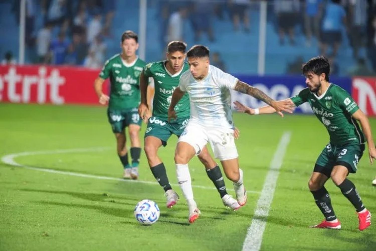 Viaje eterno y goleada: revelan que el plantel de Sarmiento de Junín pasó 25 horas en micro antes de caer 5-0 en Tucumán