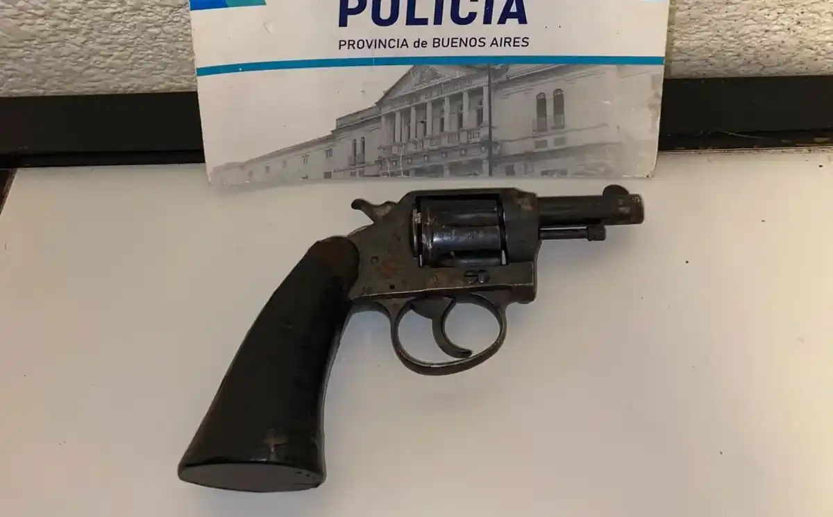 Durante la persecución, los efectivos observaron cómo el acompañante arrojaba un objeto sobre la calzada.