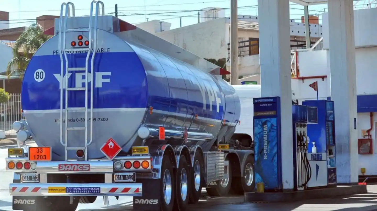 YPF anunció que bajará 4% los precios de los combustibles