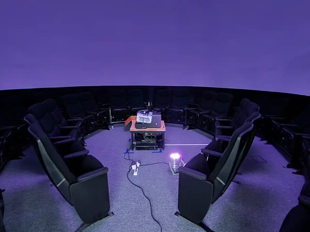 Un planetario para conocer el espacio ya se instala en la Tecnoteca  