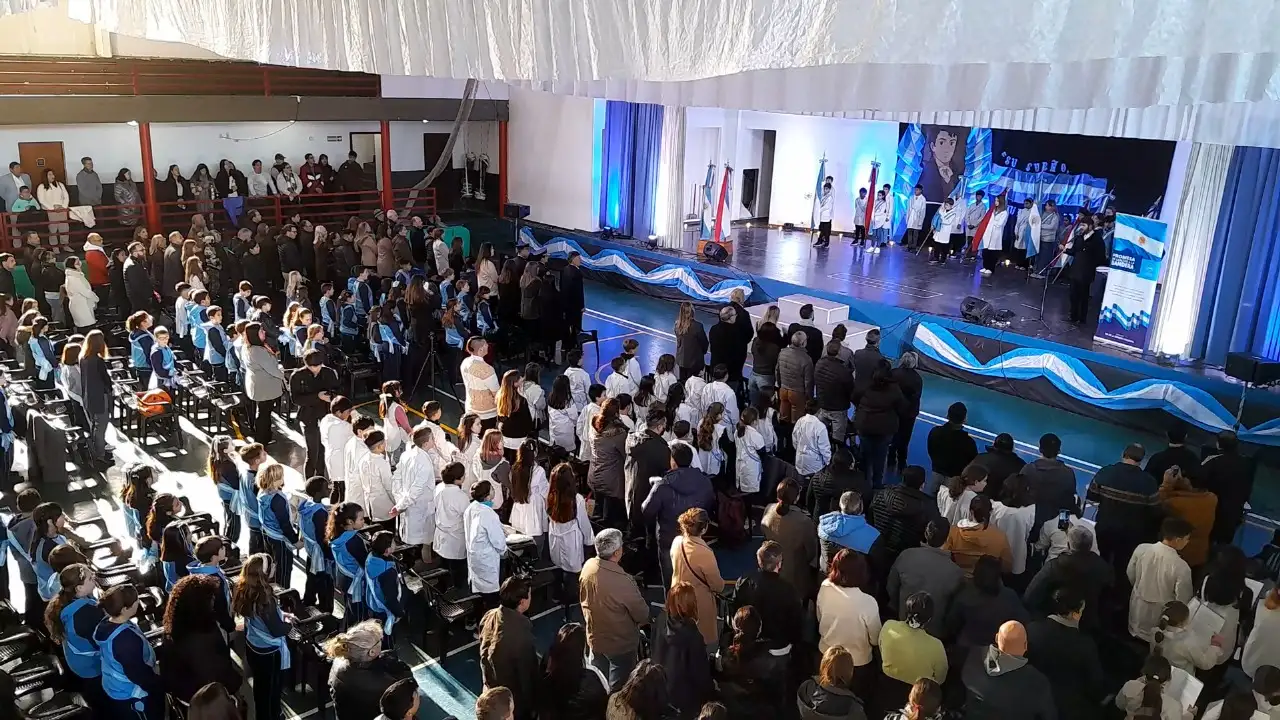 Emotiva jura a la Bandera de más de 100 alumnos de 4° grado en Libertador San Martín