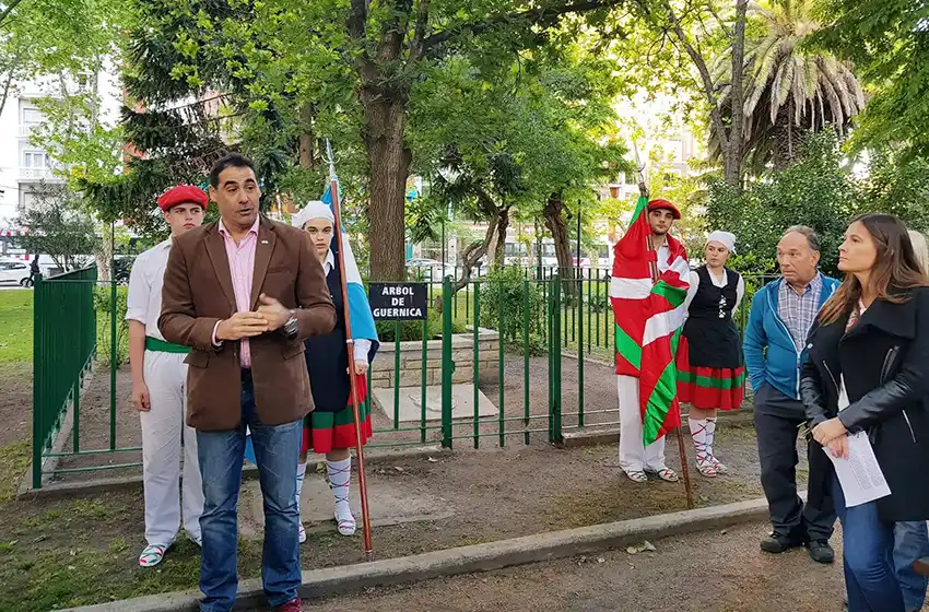 Los Vascos recuerdan a su emblemático roble