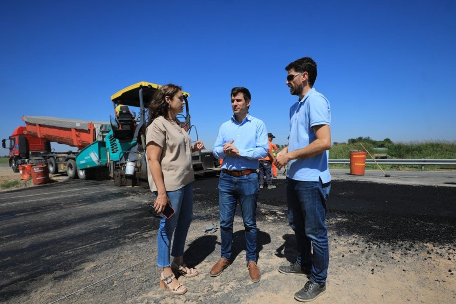 Avanza la pavimentación del camino 6