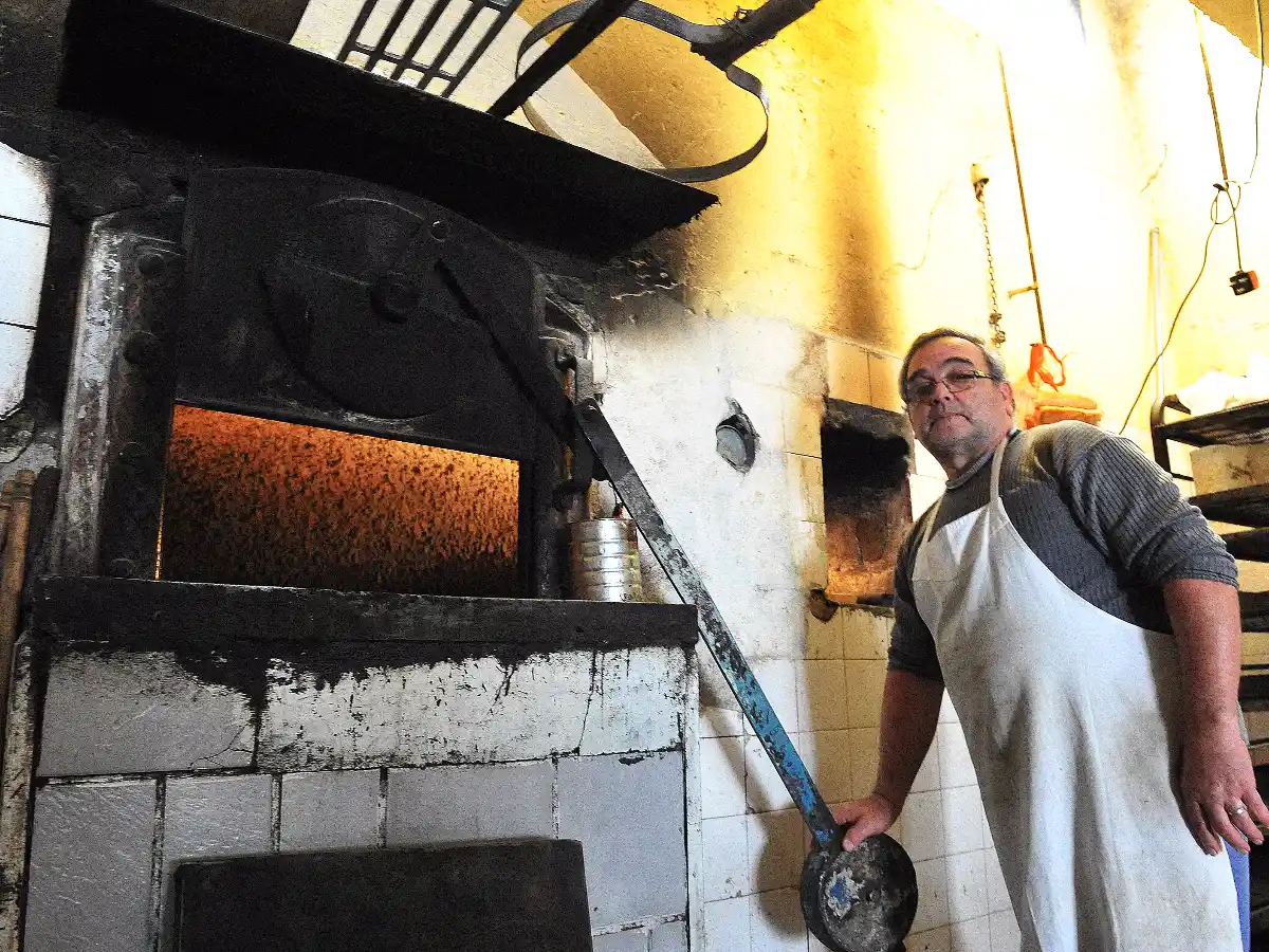 Hugo sigue utilizando el horno  a leña: “el sabor del pan es único”