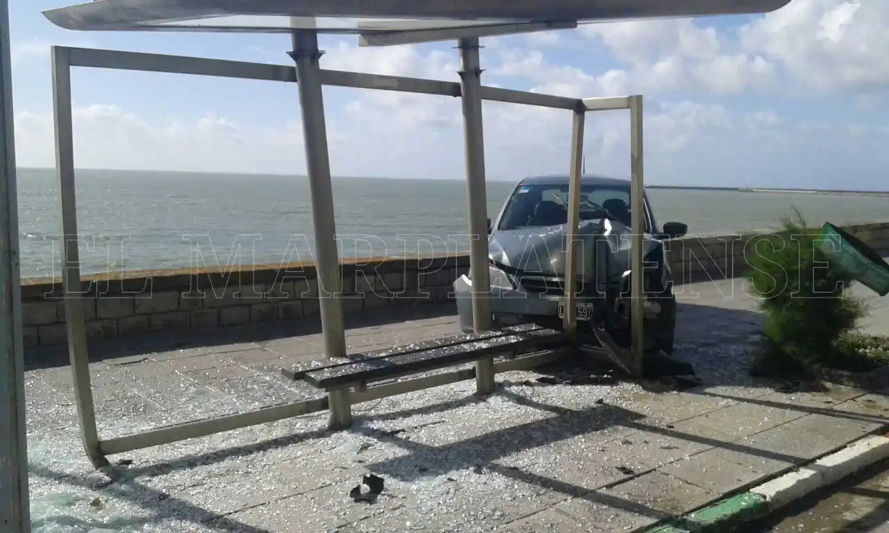 Chocó contra una garita, cerró el auto y se fue al Hospital