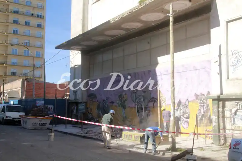 Arreglos en la fachada del ex Cine Gran Sud