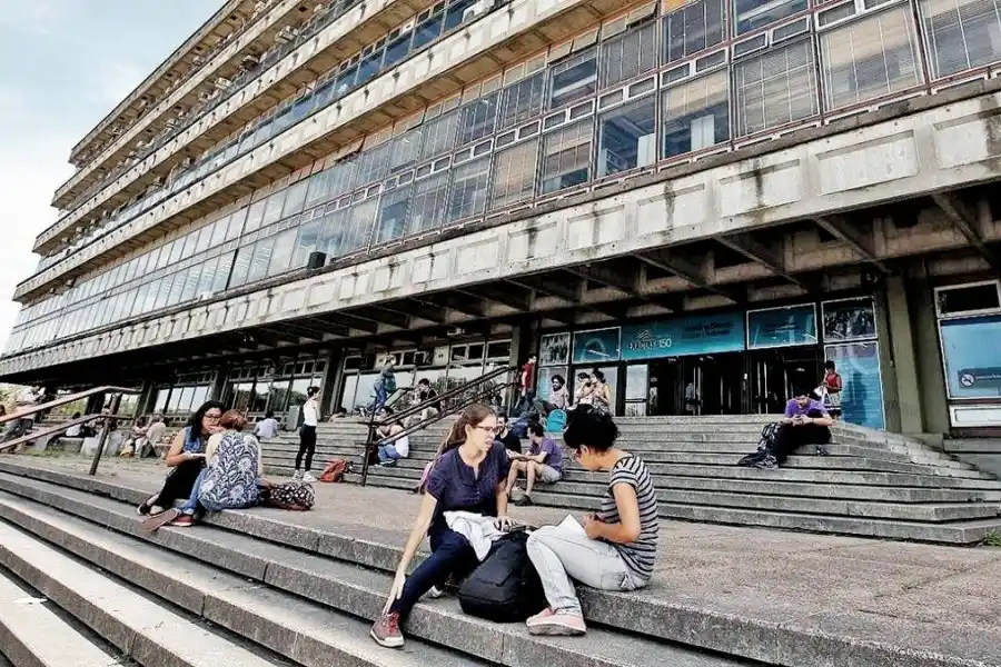 Proponen un arancel universitario a extranjeros no residentes y examen a los secundarios