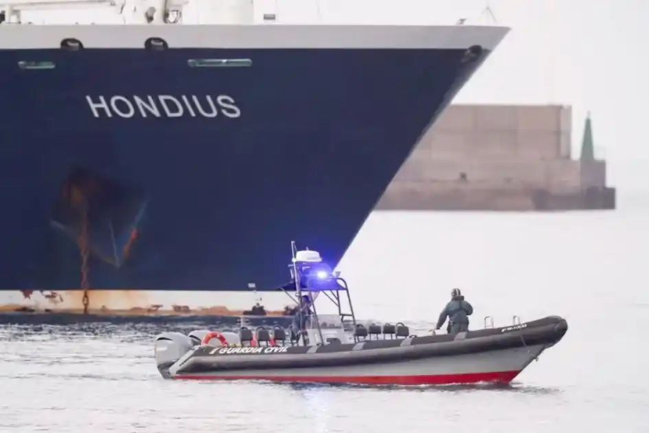 Tras la muerte de tres pasajeros, un operativo internacional coordinado buscaba evacuar el barco.