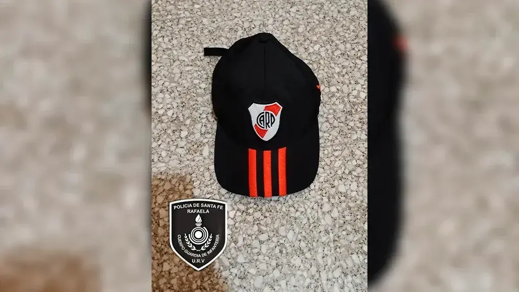 Detuvieron a dos jóvenes por el robo de una gorra de un maniquí