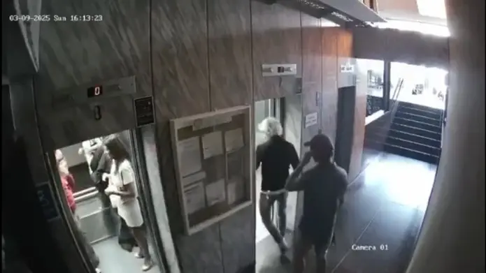 Captura del video que tomó a la jueza Julieta Makintach ingresando al tribunal antes del comienzo del juicio con un equipo de grabación.