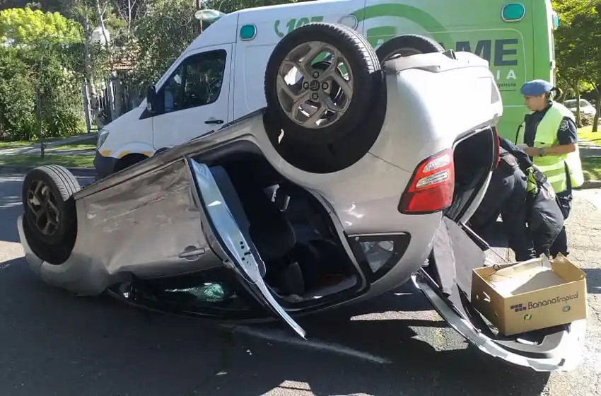 De película: choque y vuelco en Alsina y Formosa