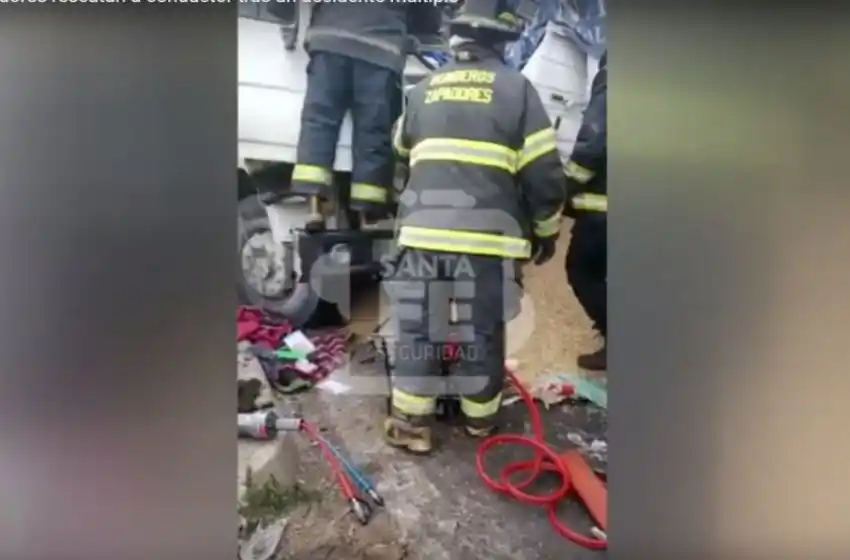 Impactante rescate de bomberos a un conductor que quedó atrapado tras un accidente múltiple