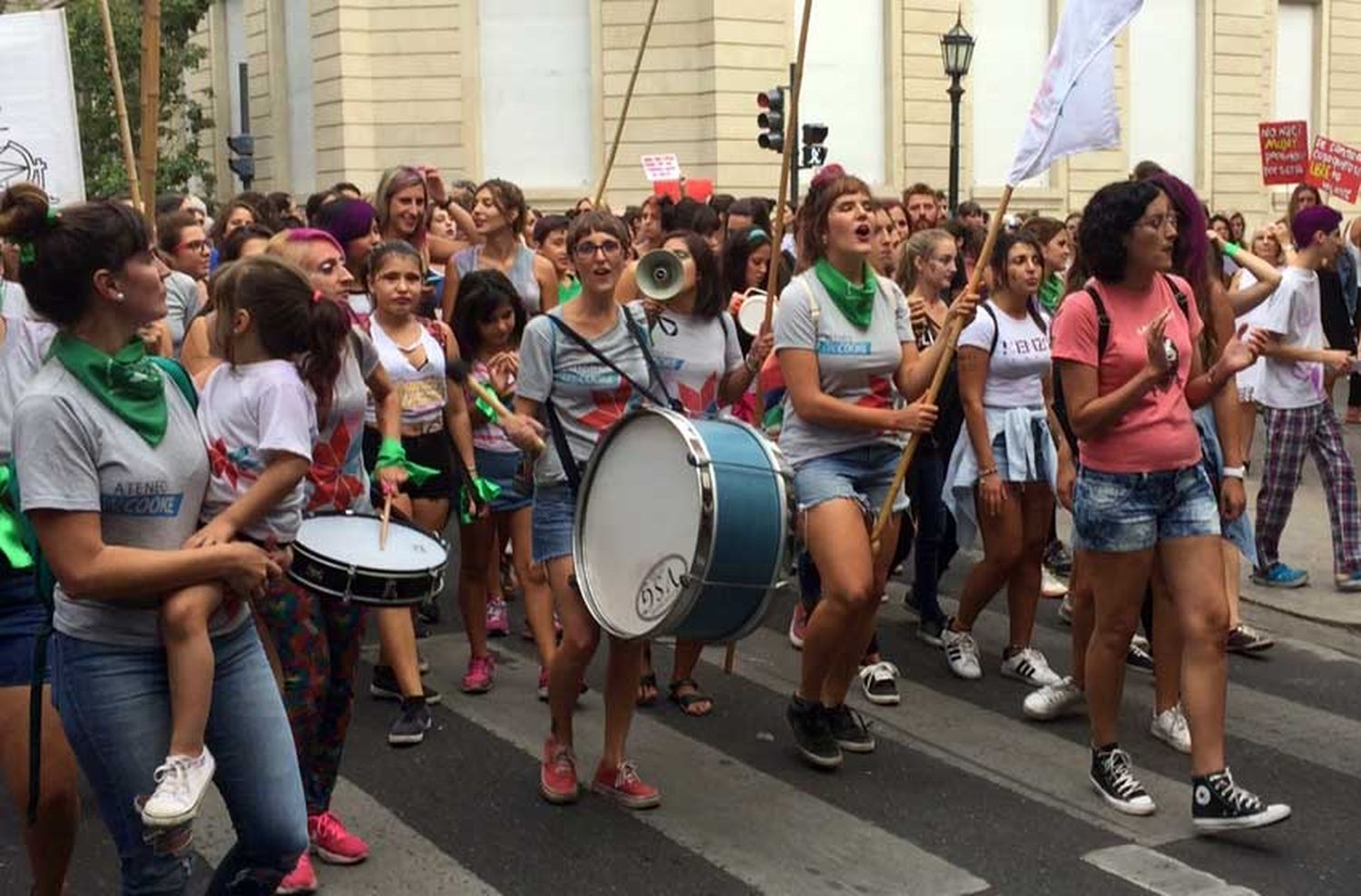 ¡Mujer, escucha, únete a la lucha!