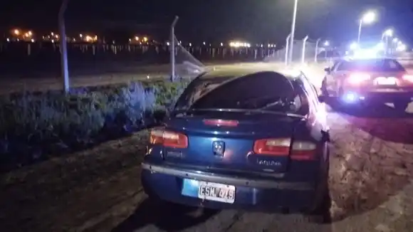 Un joven de 18 años perdió el control del auto y chocó contra el cerco de una empresa