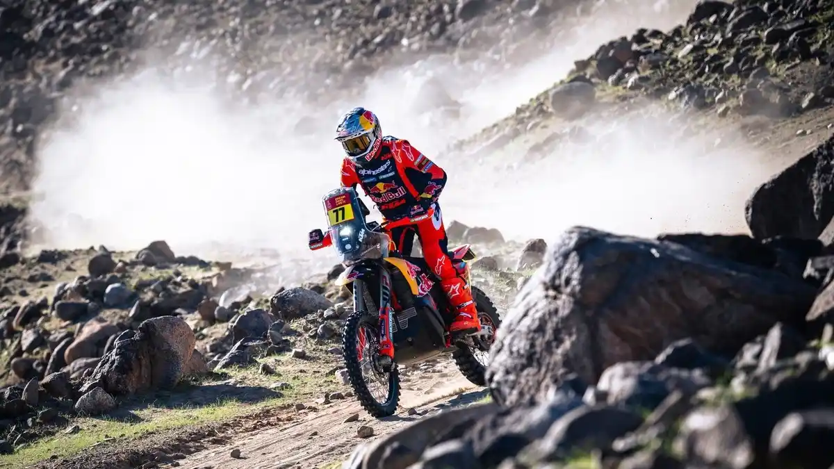 Luciano Benavides a bordo de la KTM