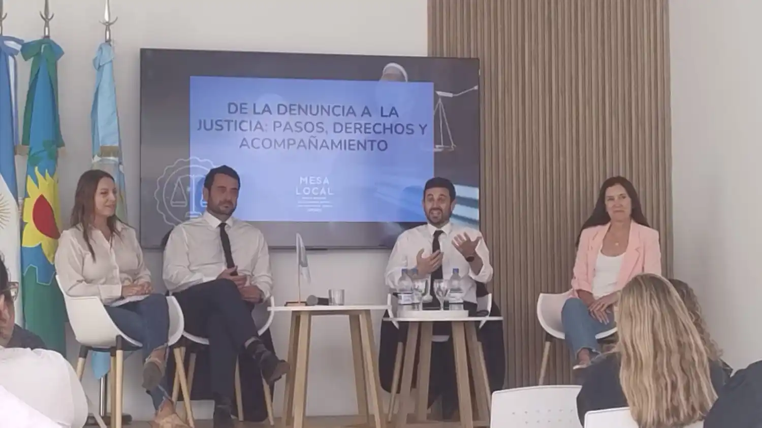 Diálogo de funcionarios judiciales con integrantes de la comunidad loberense