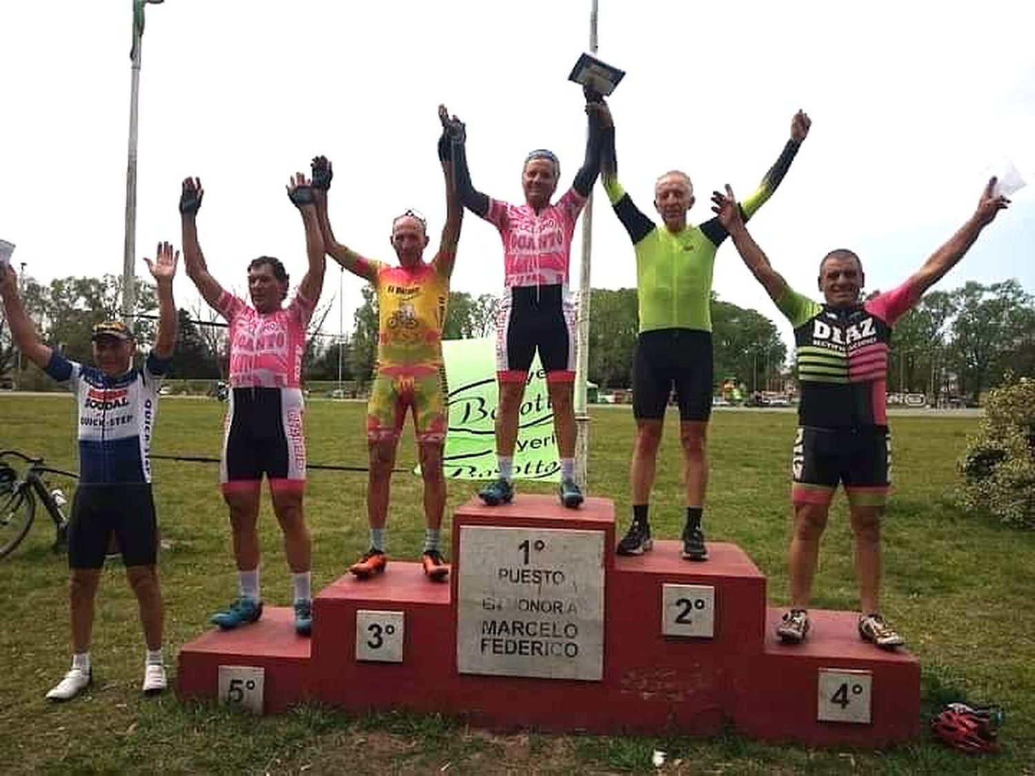 Roberto Martínez en el tercer puesto del festival ciclístico