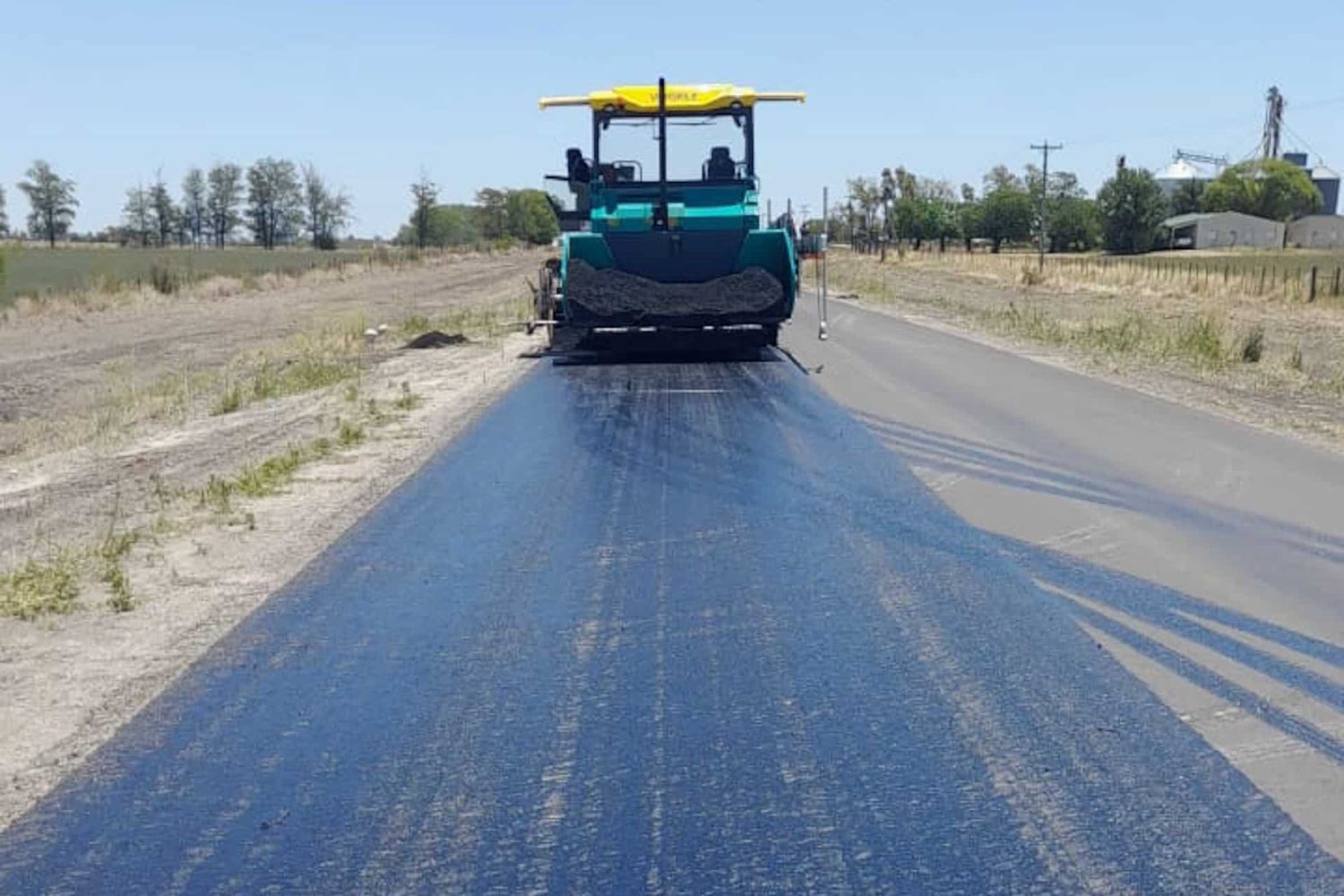 Continúa la pavimentación del acceso a Don Cristóbal Segundo