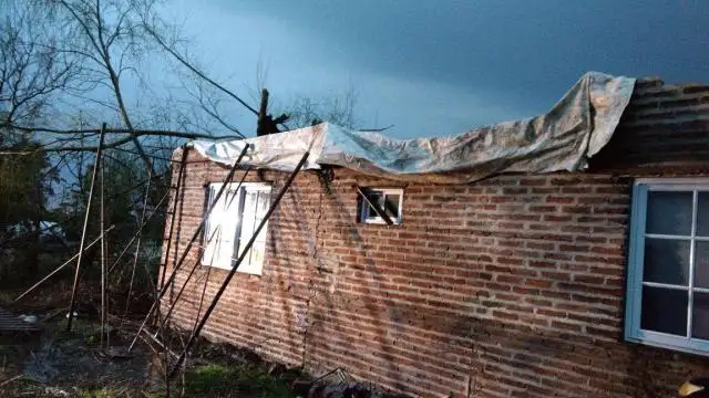 La tormenta castigó al Dunat con la voladura de dos techos  