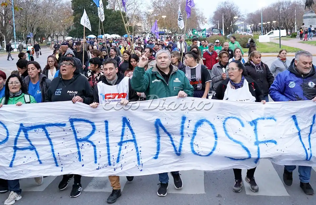 Por la plaza. Protesta y marcha contra la Ley Bases en Necochea