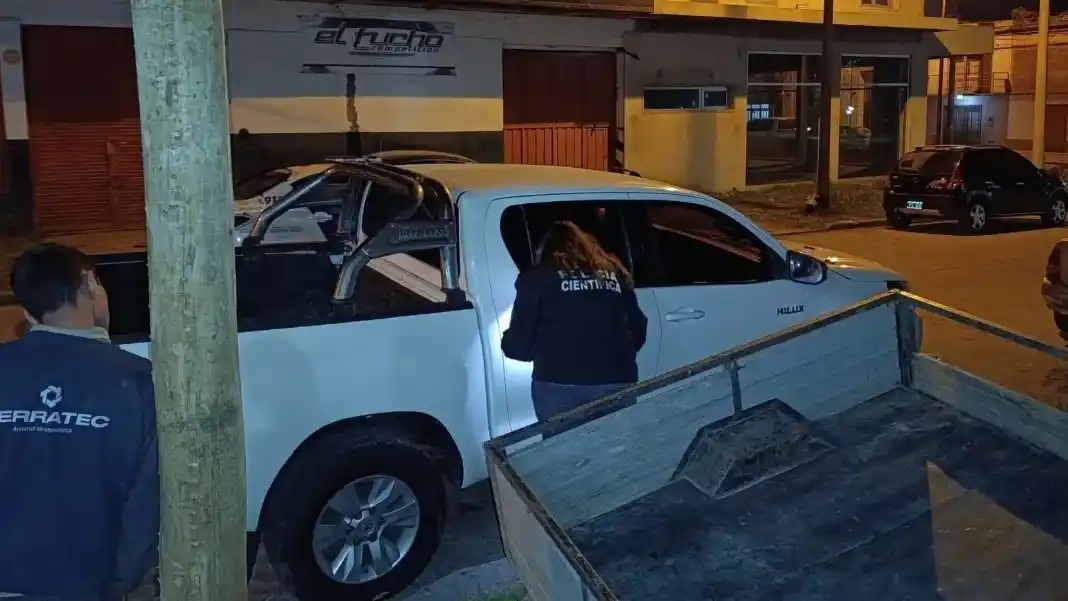 Personal de Científica. En plena labor de recolección de rastros en el vehículo de los necochenses