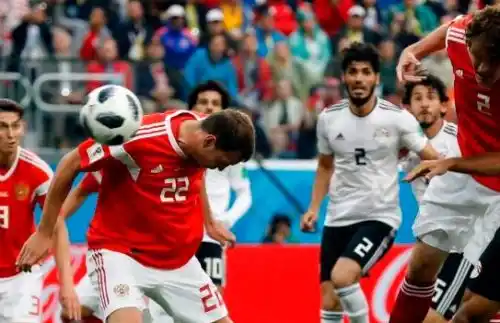 Rusia con un pie en octavos
