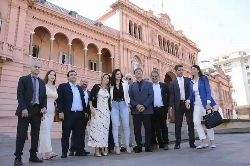 Milei se reunió con un grupo de sus diputados 
en vísperas del período ordinario de sesiones