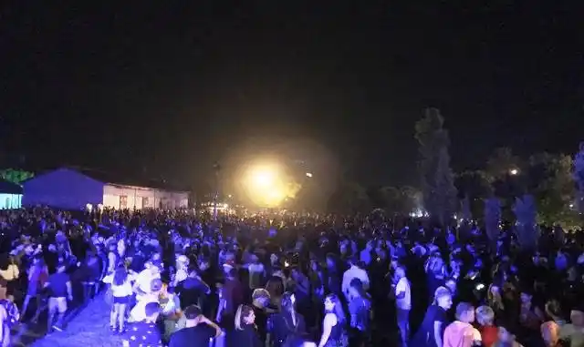 Navidad en Luján: Pese a prohibición, hubo una multitudinaria fiesta en la Estación Jáuregui