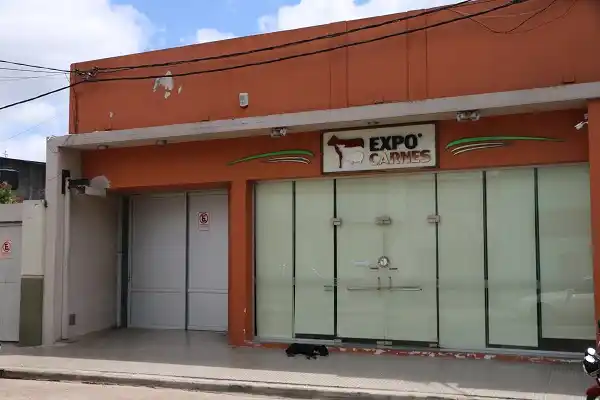 Por un gran robo a una carnicería, allanan una casa e identifican a una persona