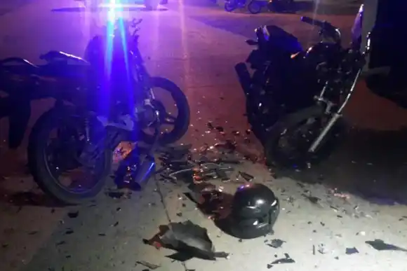 Tragedia tras choque de dos motos: dos personas murieron en el acto 