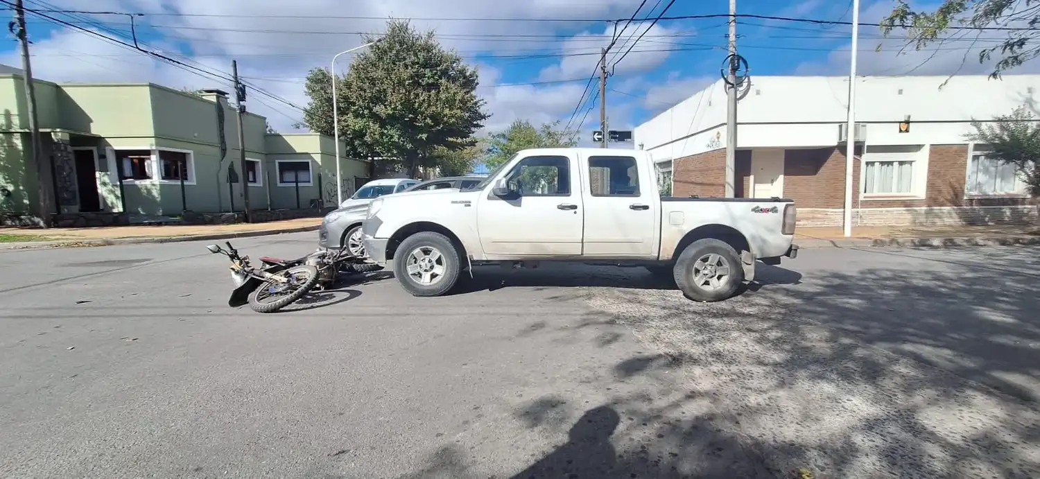 El siniestro vial ocurrió este sábado al mediodía en la intersección de Pinto y Alsina. .