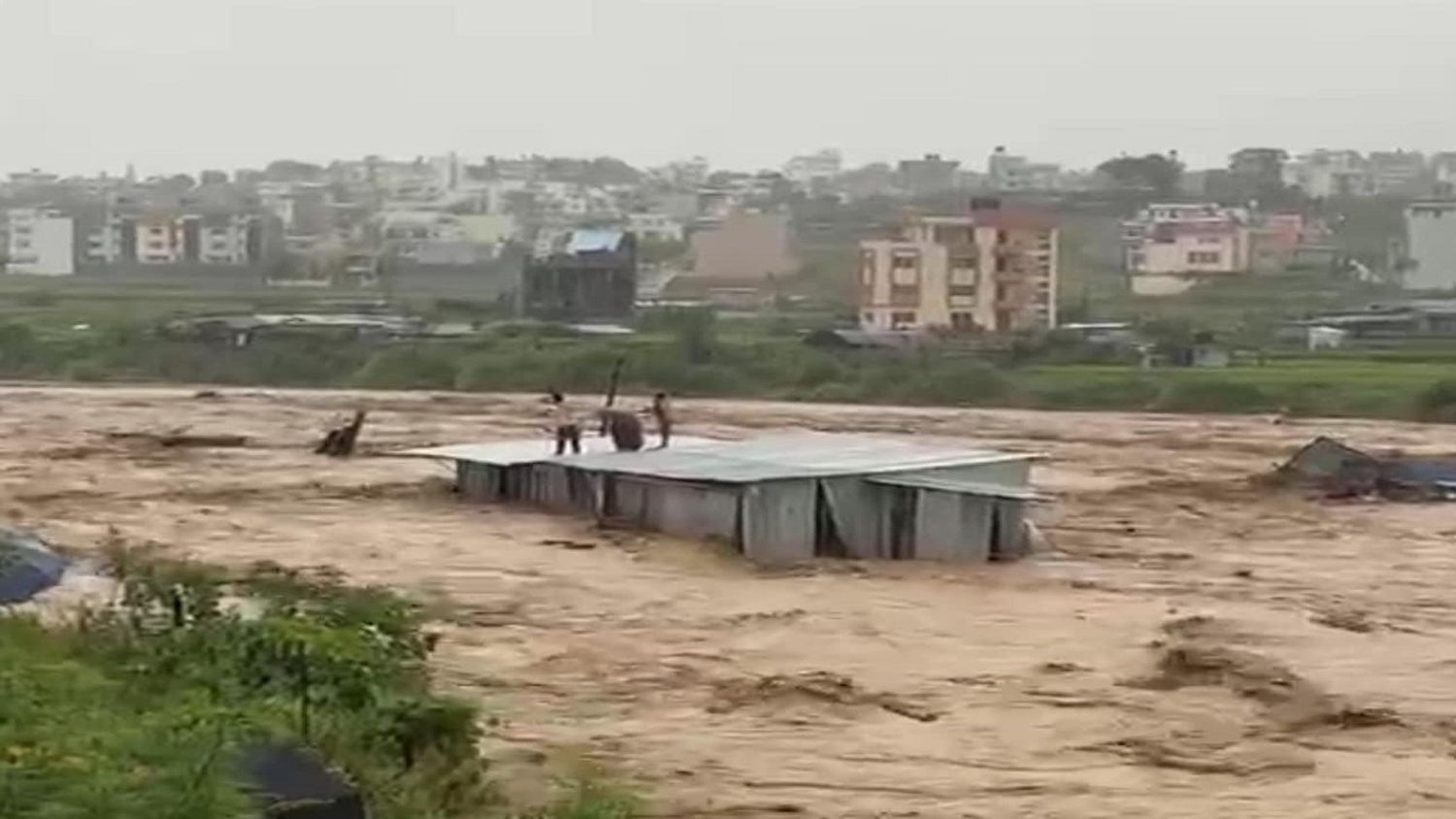 170 MUERTOS dejan las LLUVIAS en NEPAL: hay más de 60 desaparecidos (+Videos)