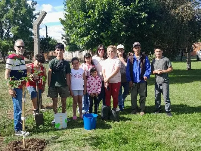 los chicos de la Capilla San Francisco plantaron lapachos con ayuda de Patrimonio Verde