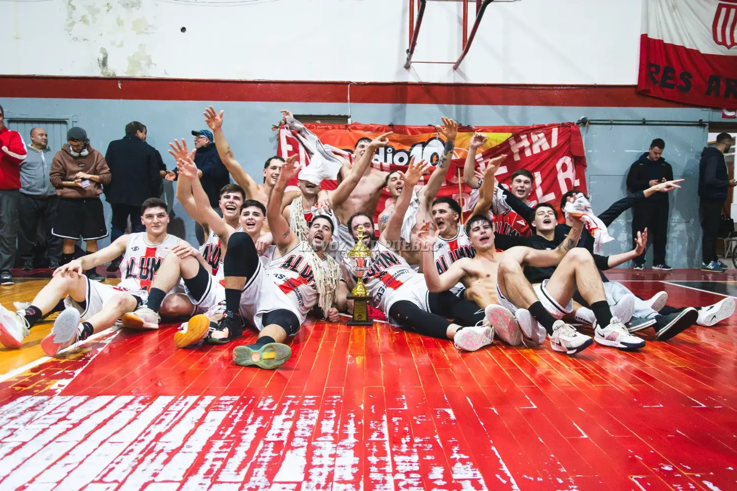 La felicidad del plantel de Alumni campeón de la Copa 90° Aniversario de la ATB en la cancha de Quilmes (Nahuel La Grutta)
