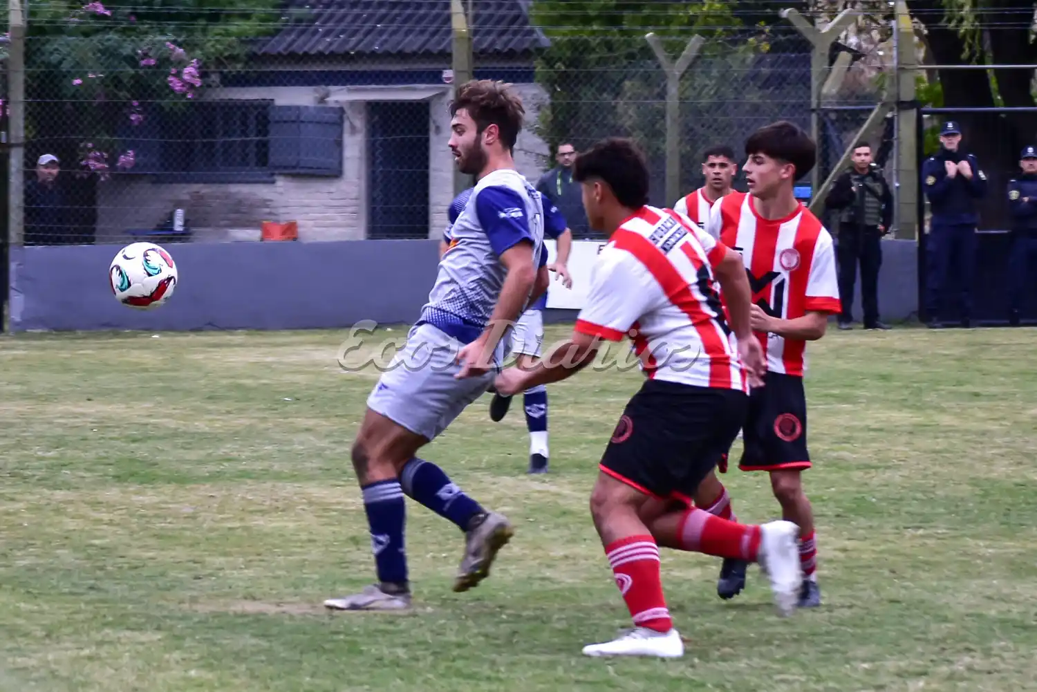 Figura. Lautaro Jansen, en busca del control del balón