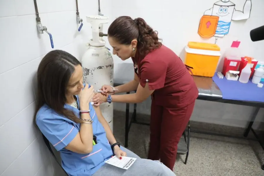 Comenzó la segunda etapa de vacunación contra el dengue a personal de la salud en Santa Fe