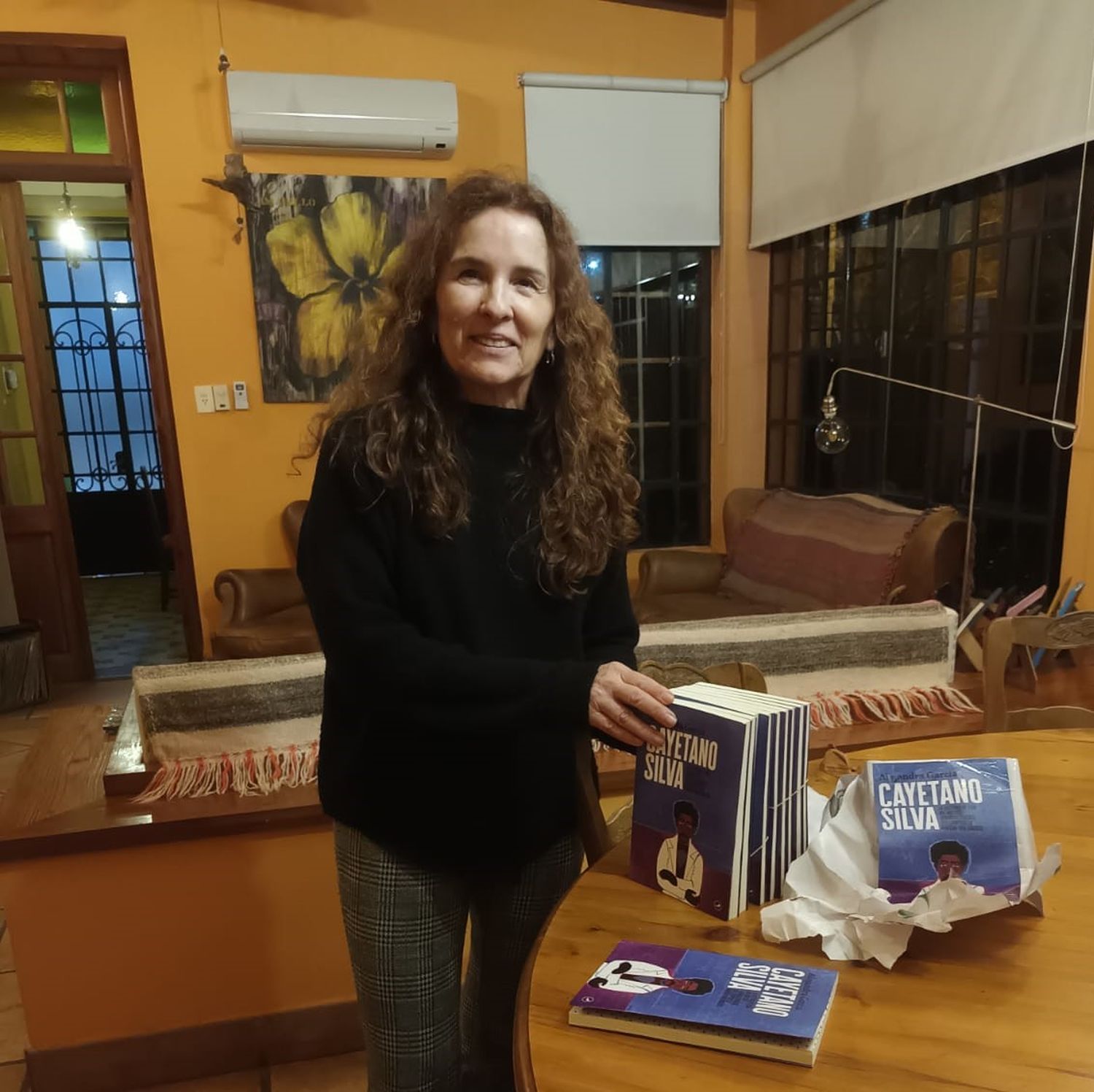 La historiadora venadense, con los libros recién recibidos, y la satisfacción de una ardua tarea cumplida.