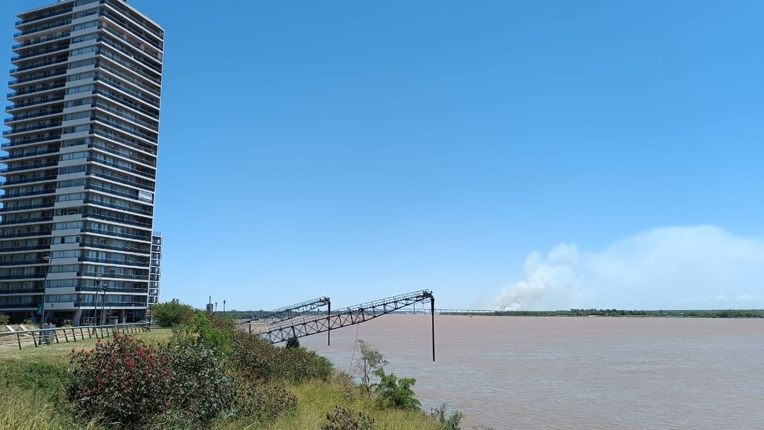 Incendios en el Delta: el humo en las islas persiste y este viernes llegó a Rosario