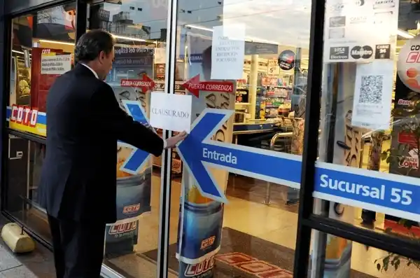 Moreno clausuró por 5 horas a 4 supermercados por no cumplir con el congelamiento de precios