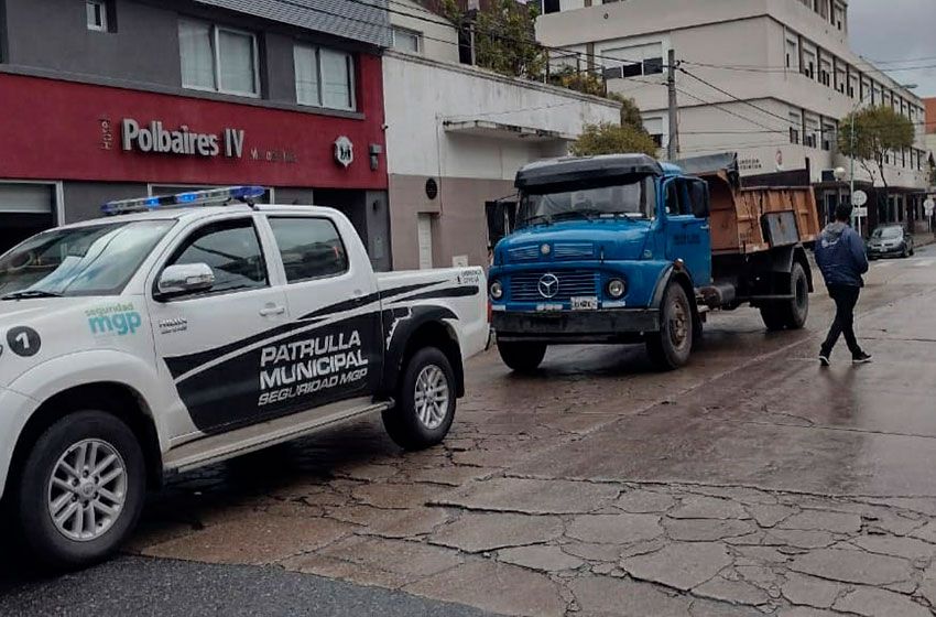 Interceptan un camión que arrojaba residuos: el Municipio lo infraccionó