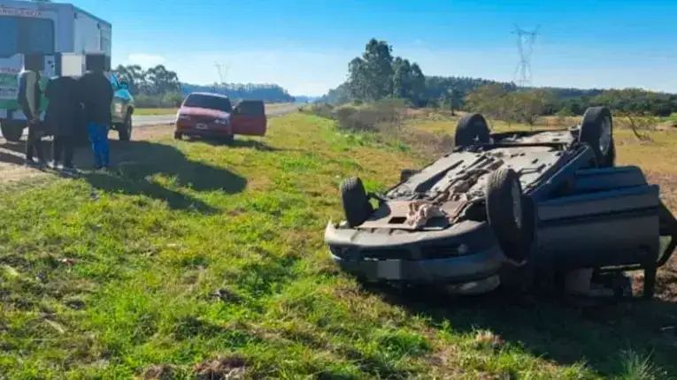 Se distrajo con el celular, despistó y terminó con el auto ruedas para arriba: la conductora fue hospitalizada