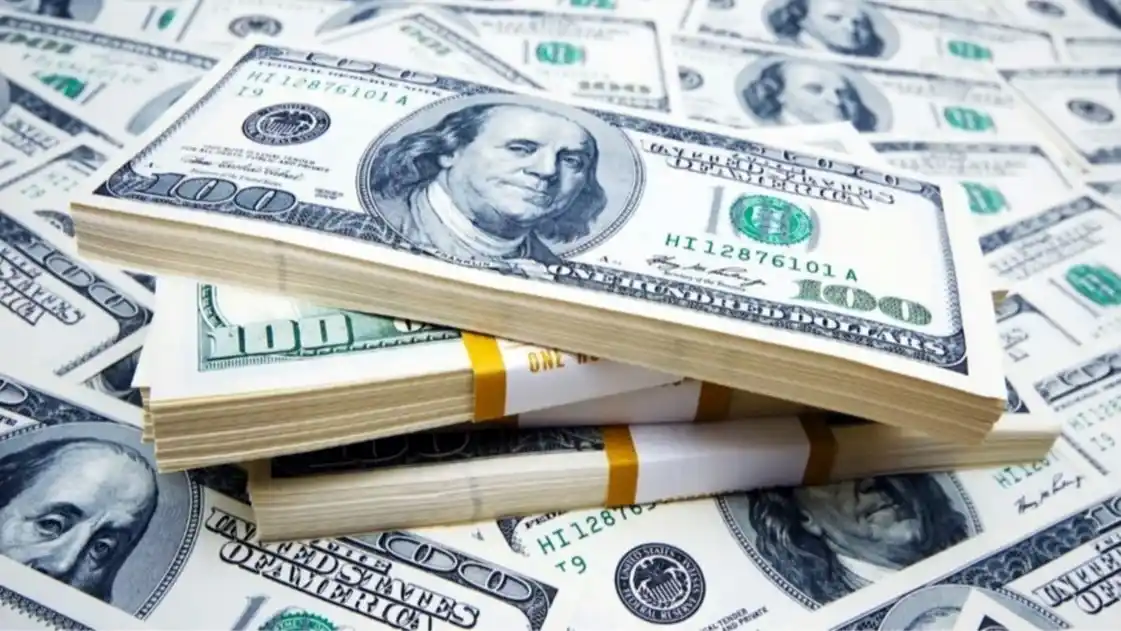 El dólar oficial sube $10 y se vende a $1490, mientras el riesgo país toca su menor valor en 2 semanas