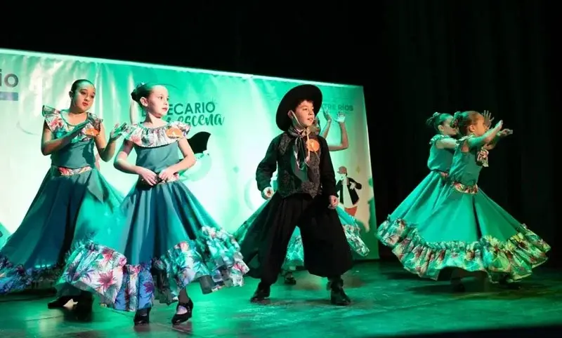 Convocatoria a jóvenes talentos para participar de “El Becario en Escena 2026”
